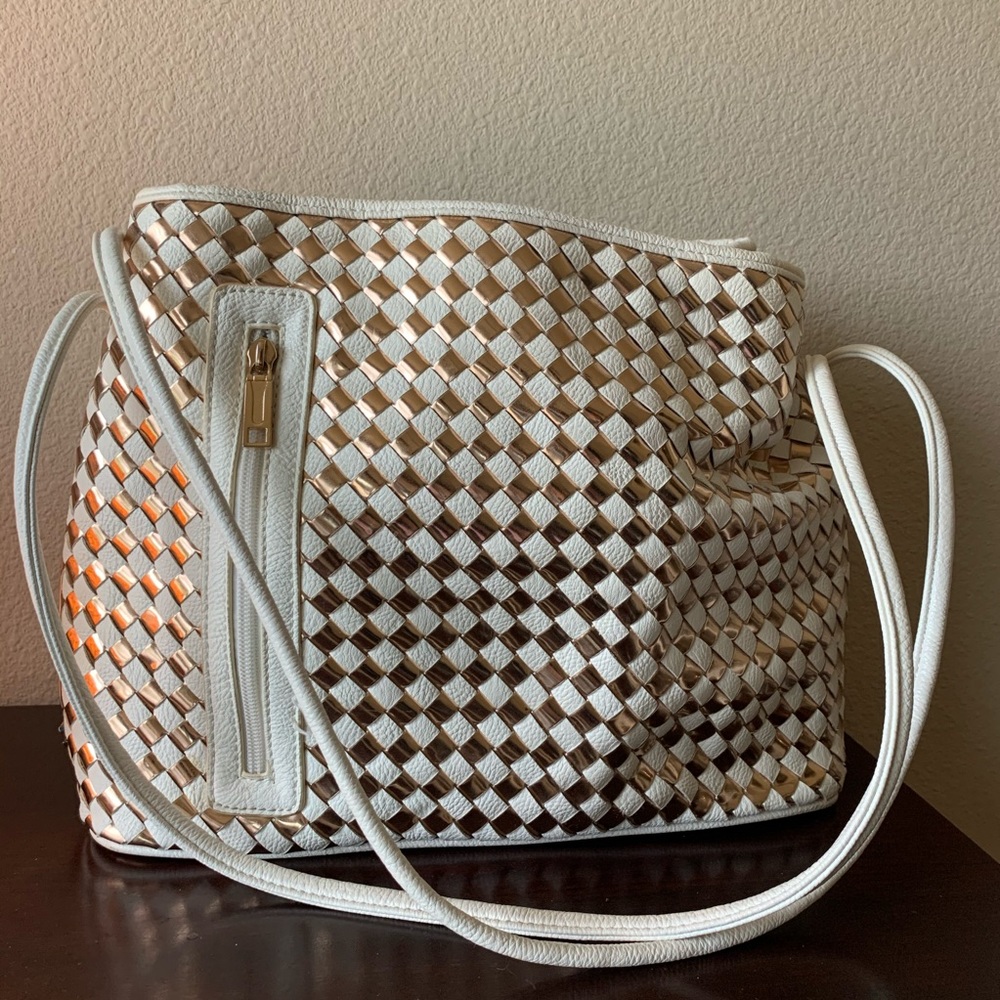 Samoe Gold and a White Handbag